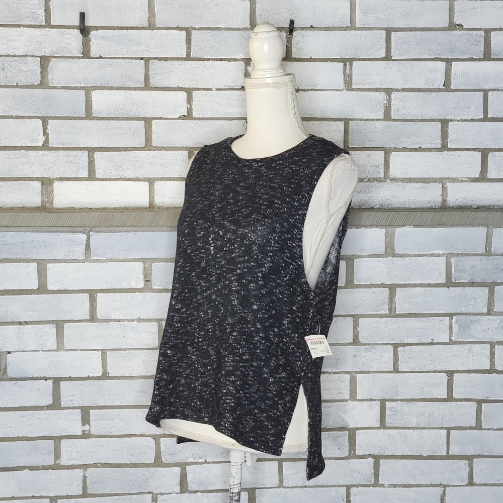 • NWT Comune Sleeveless Knit Pullover Sweater Size Large Multicolor Side Slits